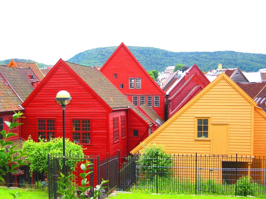 Колір фасаду будинку з коричневими вікнами. Яким кольором можна пофарбувати будинок зовні-фото і варіанти