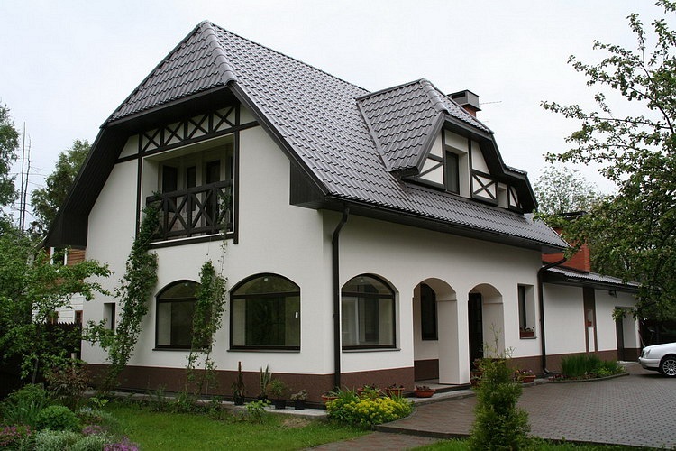 Колір фасаду будинку з коричневими вікнами. Яким кольором можна пофарбувати будинок зовні-фото і варіанти