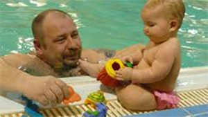Дитячі басейни. Плавання з немовлям у ванні і басейні: корисні вправи