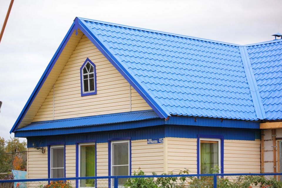 Який колір сайдинга підійде до синього даху. Поєднання кольорів сайдинга і правильний підбір