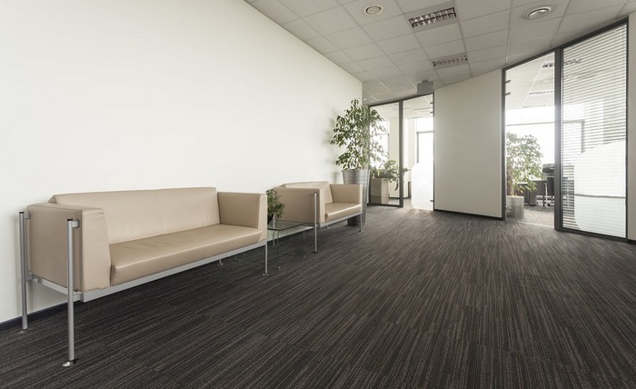 комерційний ковролін укладений в офісі