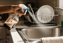 Comment nettoyer avec du marc de café et du vinaigre : un guide de bricolage