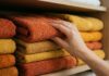 Як згортати рушники для більш ефективного зберігання у ванній