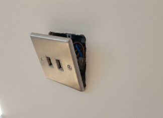 Безпечне встановлення USB-розетки: 5 важливих перевірок для запобігання пожежам
